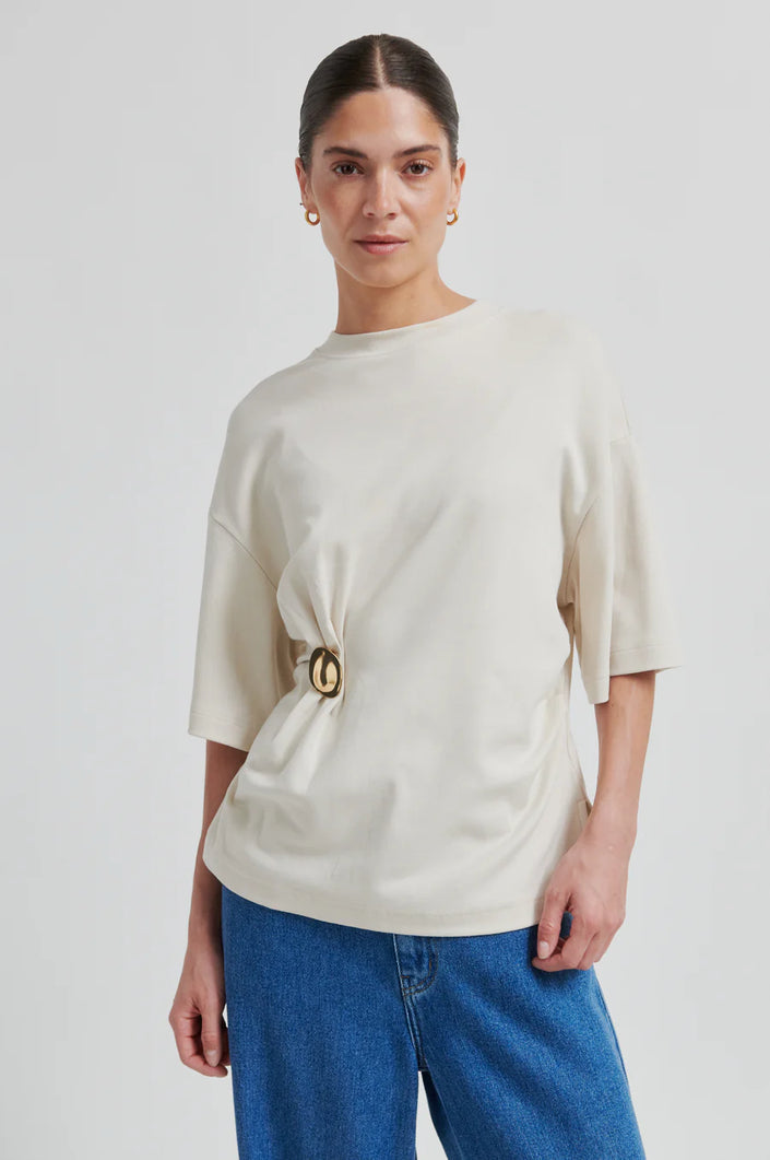 Second Female Enora Brooch Tee - Soft Beige