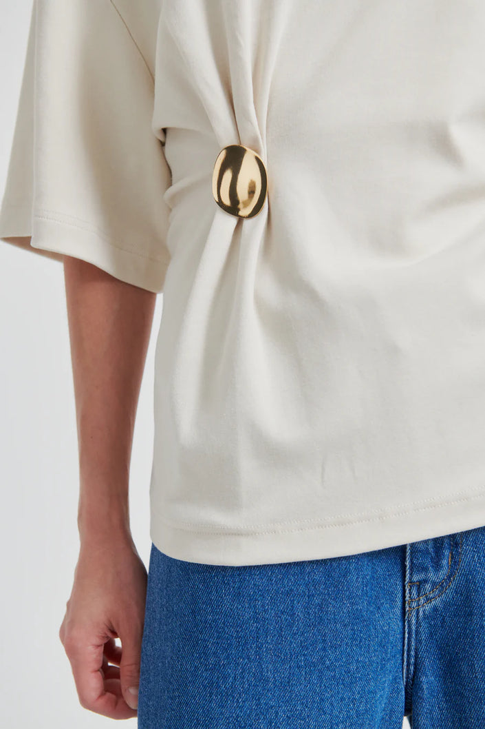 Second Female Enora Brooch Tee - Soft Beige